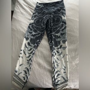 Lulu lemon yoga pants size 4